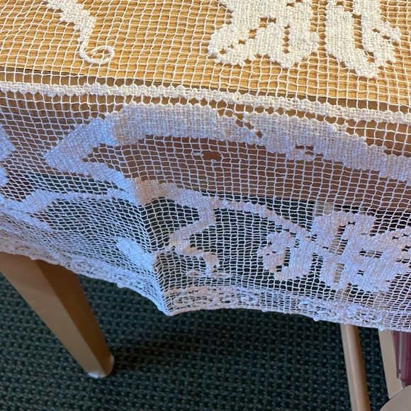 VTG Lace tablecloth. exquisite. Floral pattern. Cleaned. 84x64”. - Picture 4 of 7